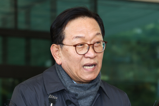 지난 2024년 12월19일 '12·3 비상계엄 사태'로 내란 혐의 수사와 탄핵심판을 받게 된 윤석열 대통령의 변호인단 구성을 지원해온 석동현 변호사가 서울 서초구 서울고등검찰청 앞에서 입장을 표명하고 있다.<연합뉴스 사진>